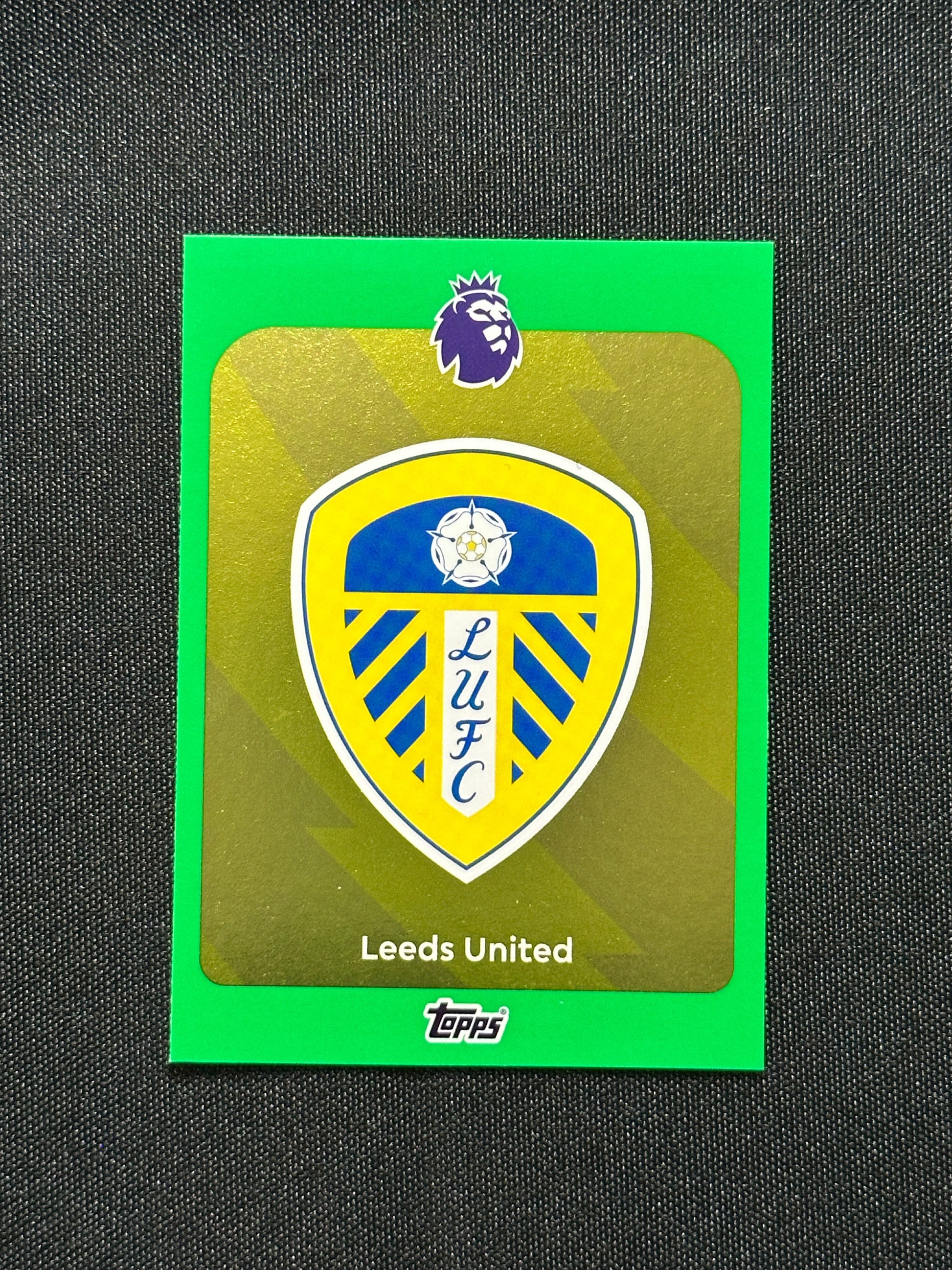 Leeds United Badge Green Parallel Base - Topps Premier League 2026