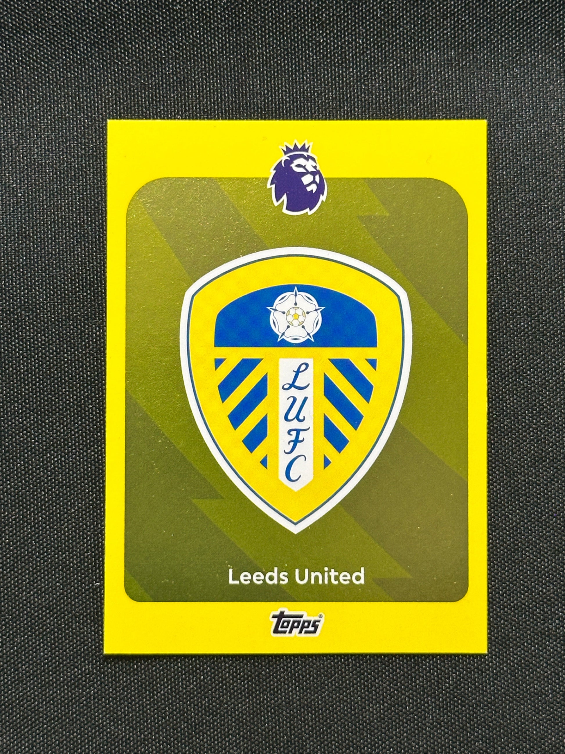 Leeds United Badge Yellow Parallel Base - Topps Premier League 2026