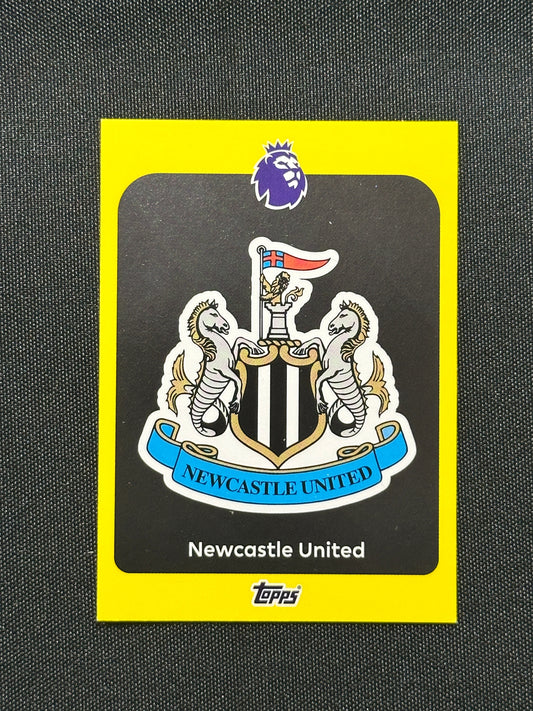 Newcastle United Badge Yellow Parallel Base - Topps Premier League 2026