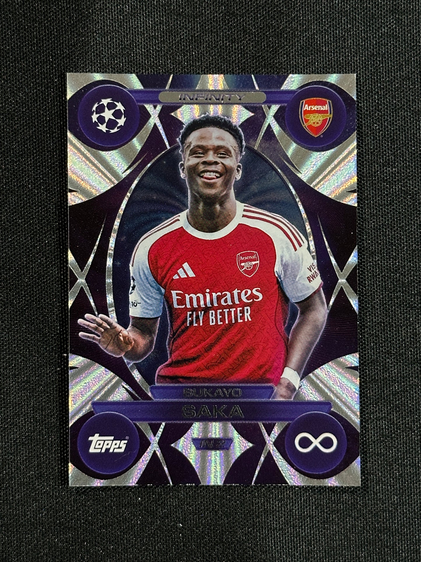 IN 2 Bukayo Saka Arsenal Infinity - Topps Match Attax 2025/26