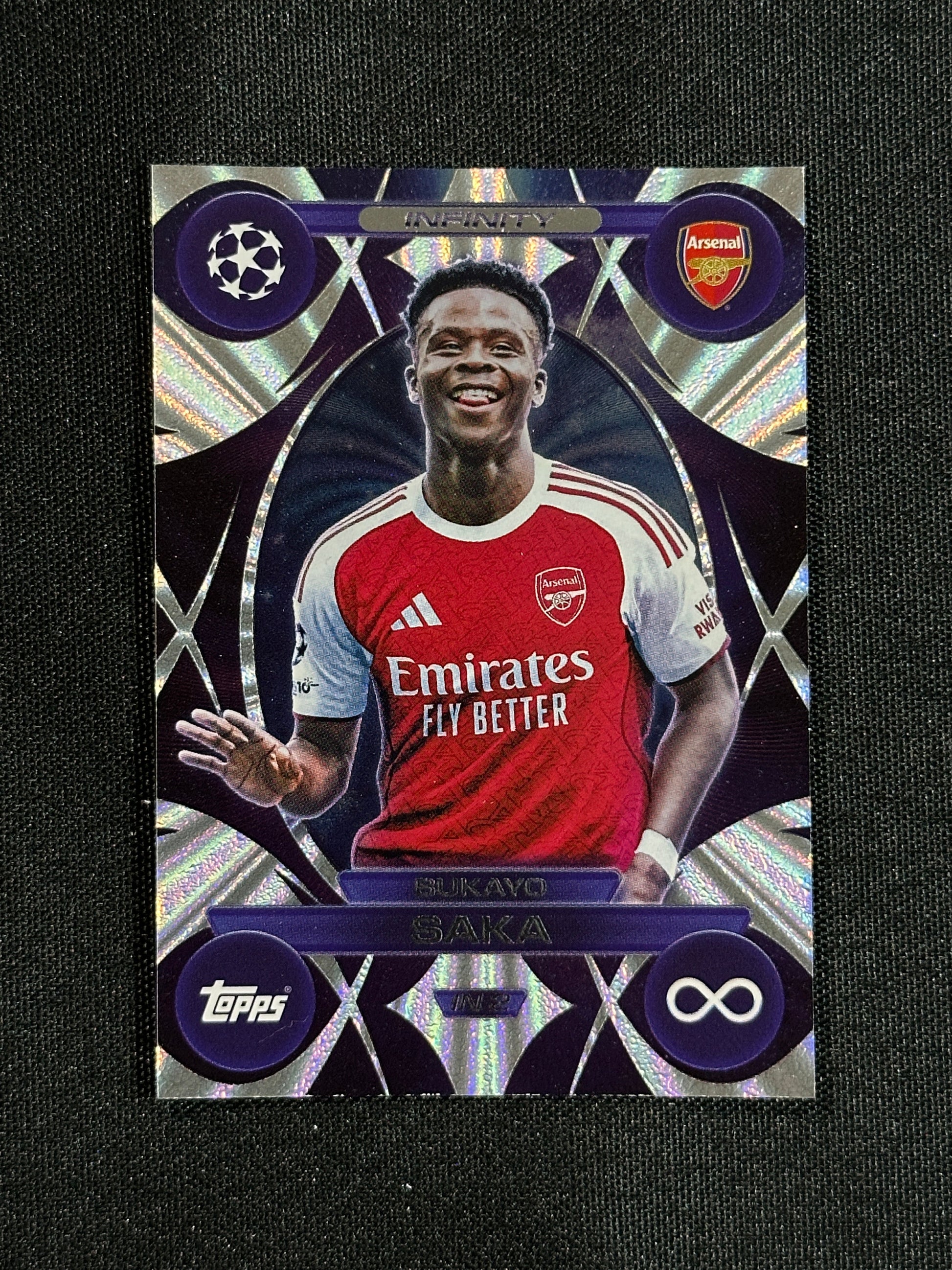IN 2 Bukayo Saka Arsenal Infinity - Topps Match Attax 2025/26