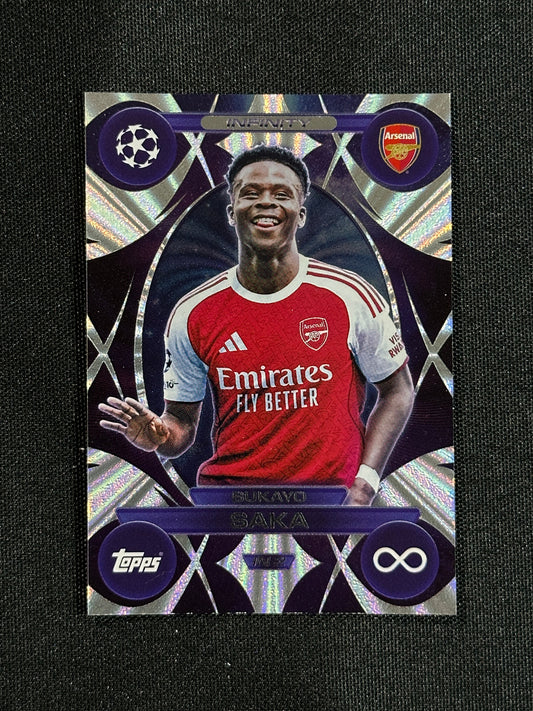 IN 2 Bukayo Saka Arsenal Infinity - Topps Match Attax 2025/26