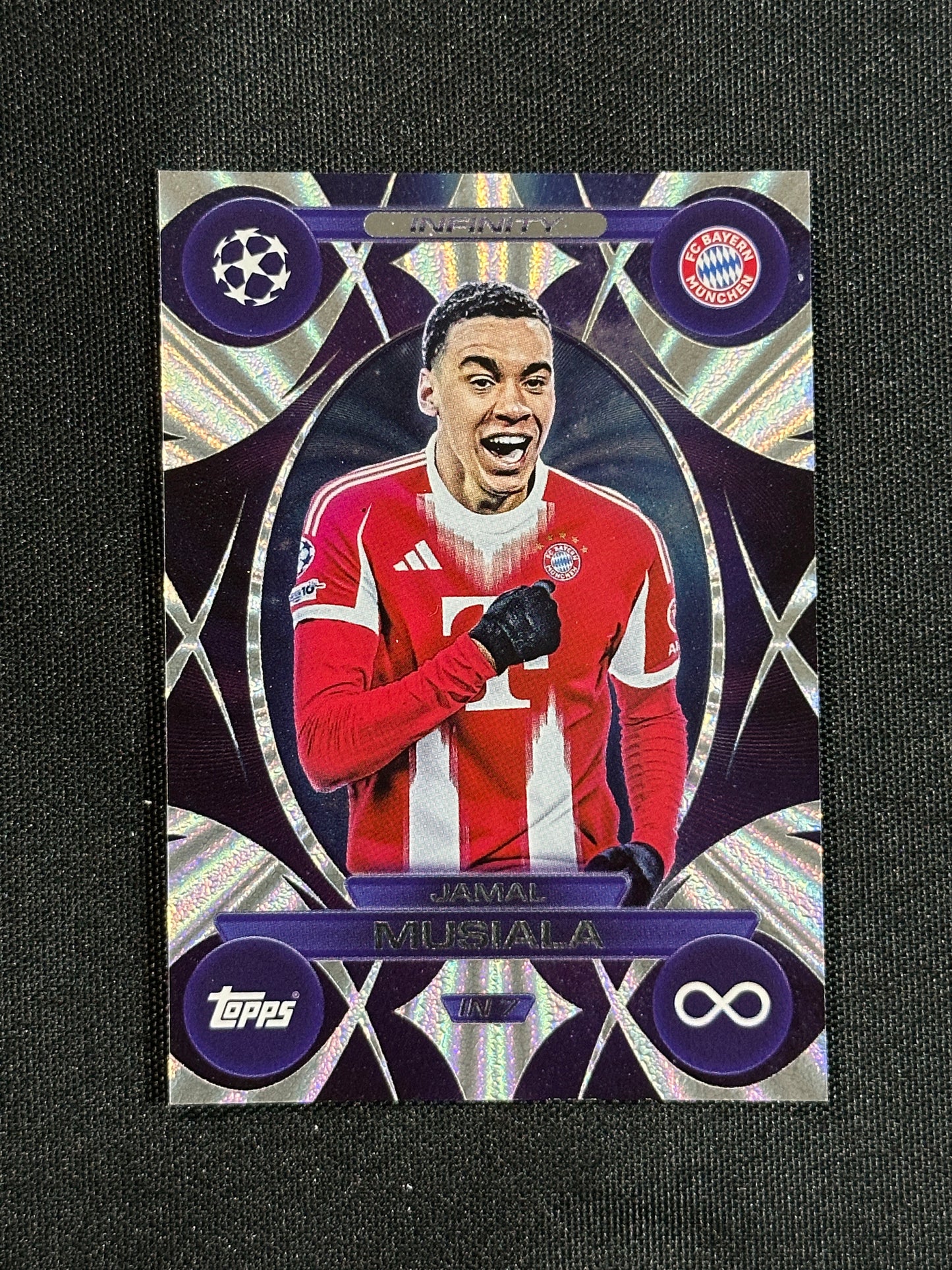 IN 7 Jamal Musiala Bayern München Infinity - Topps Match Attax 2025/26