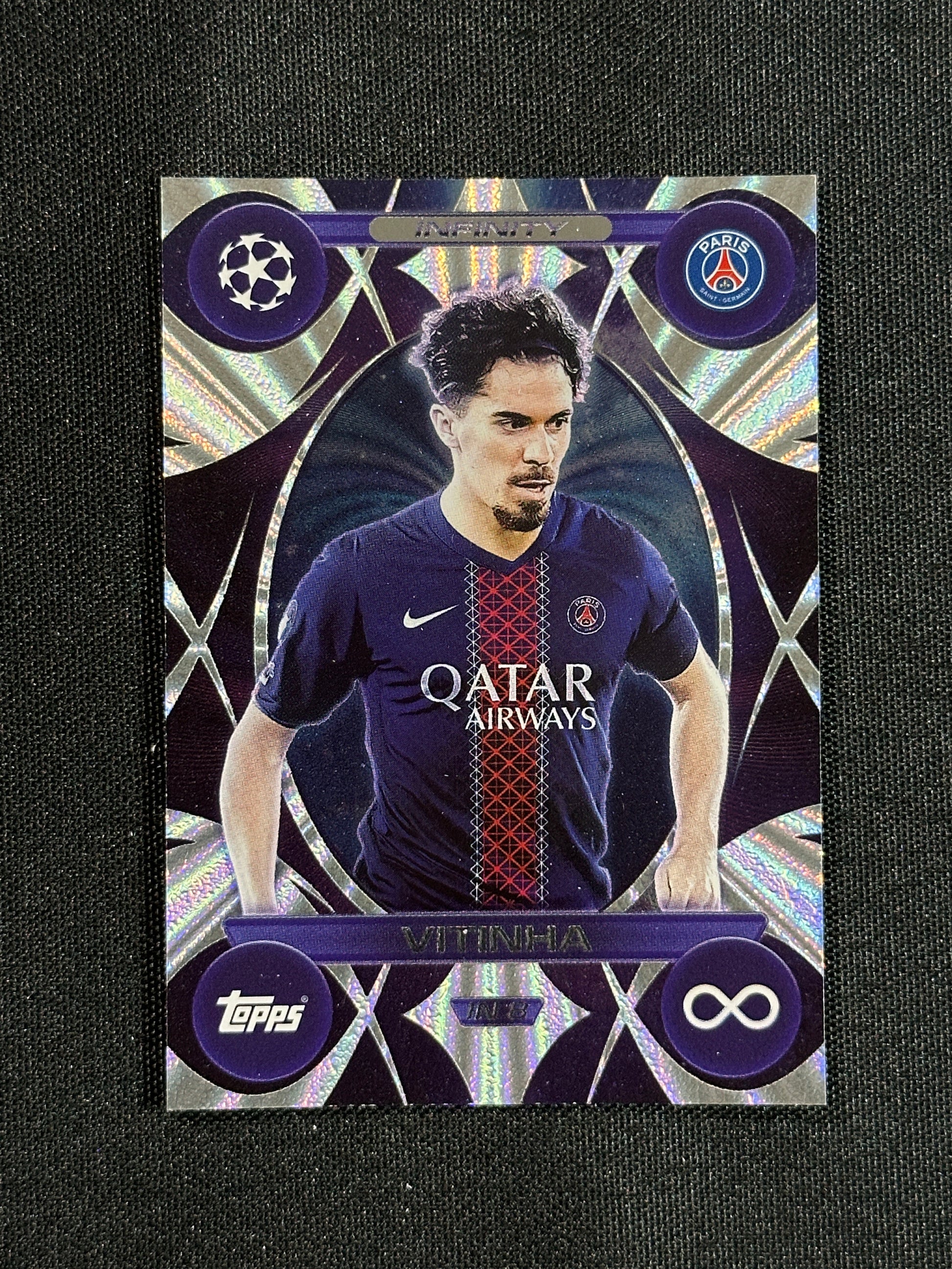 IN 8 Vitinha PSG Infinity - Topps Match Attax 2025/26