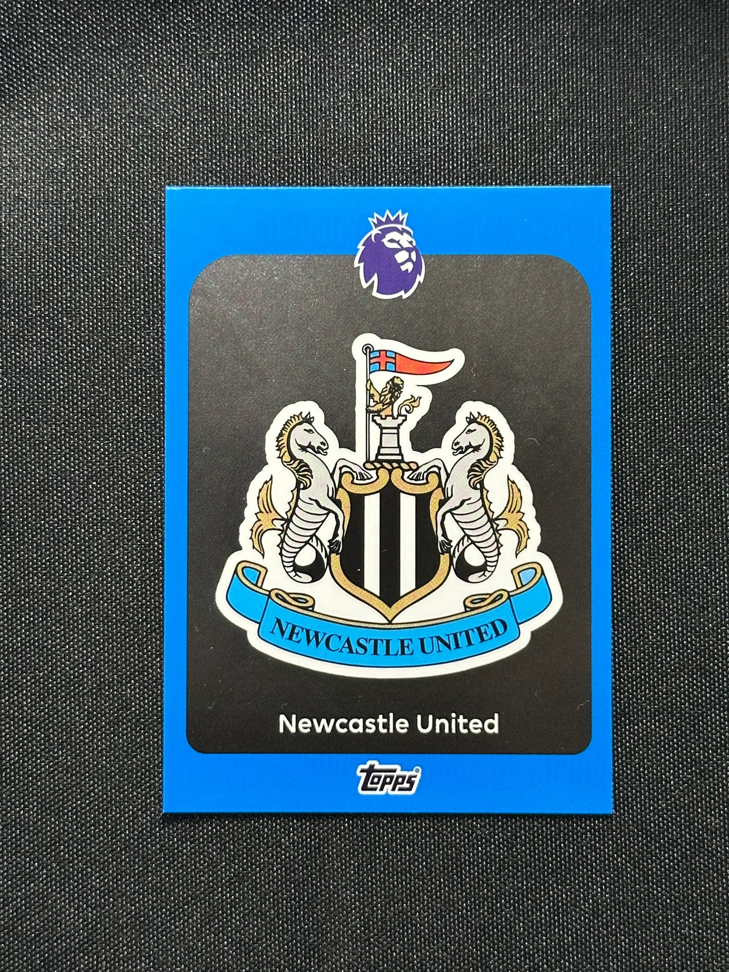 Newcastle United Badge Blue Parallel Base - Topps Premier League 2026