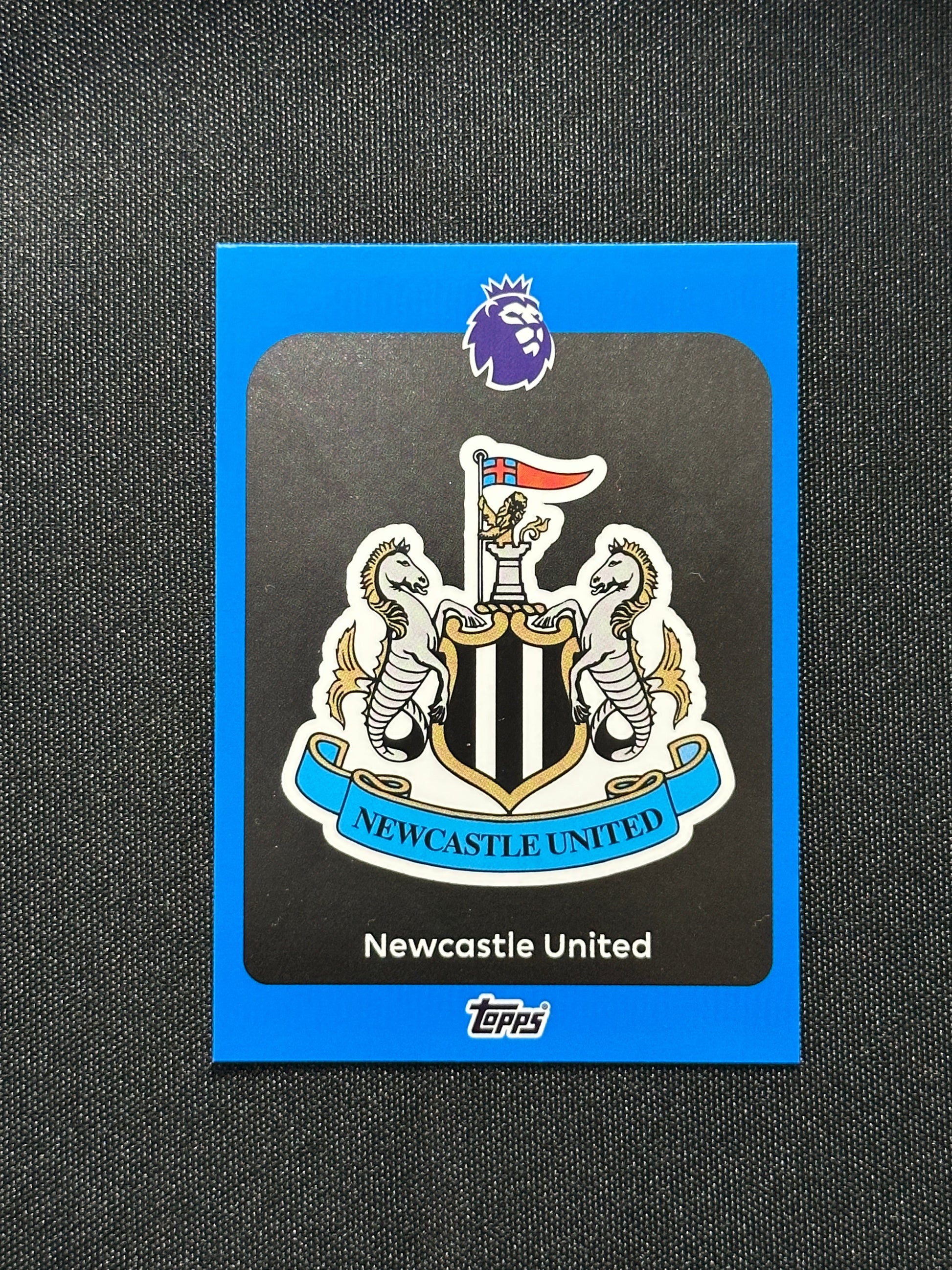 Newcastle United Badge Blue Parallel Base - Topps Premier League 2026