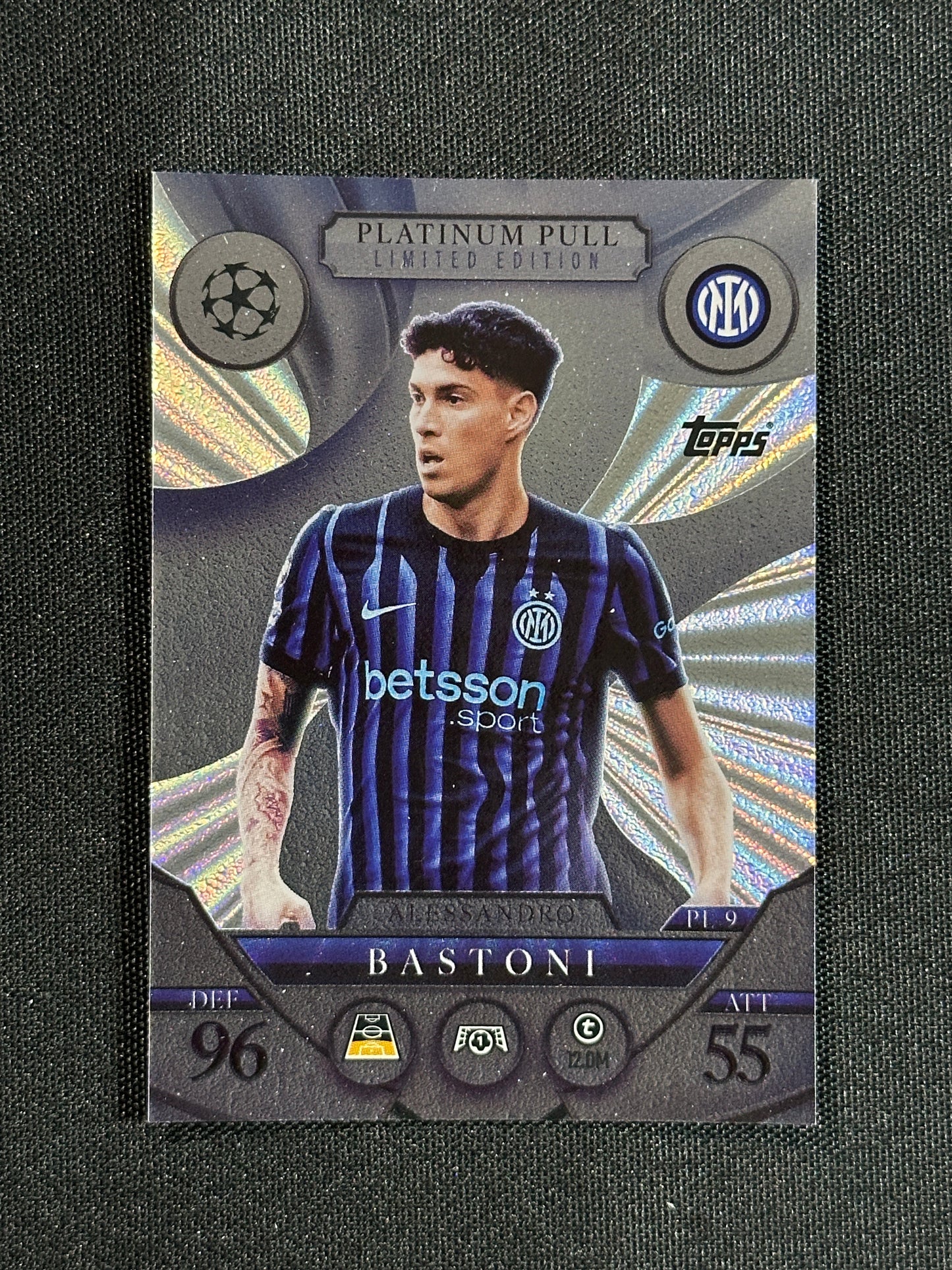 PL 9 Alessandro Bastoni Inter Milan Platinum Pull - Topps Match Attax 2025/26