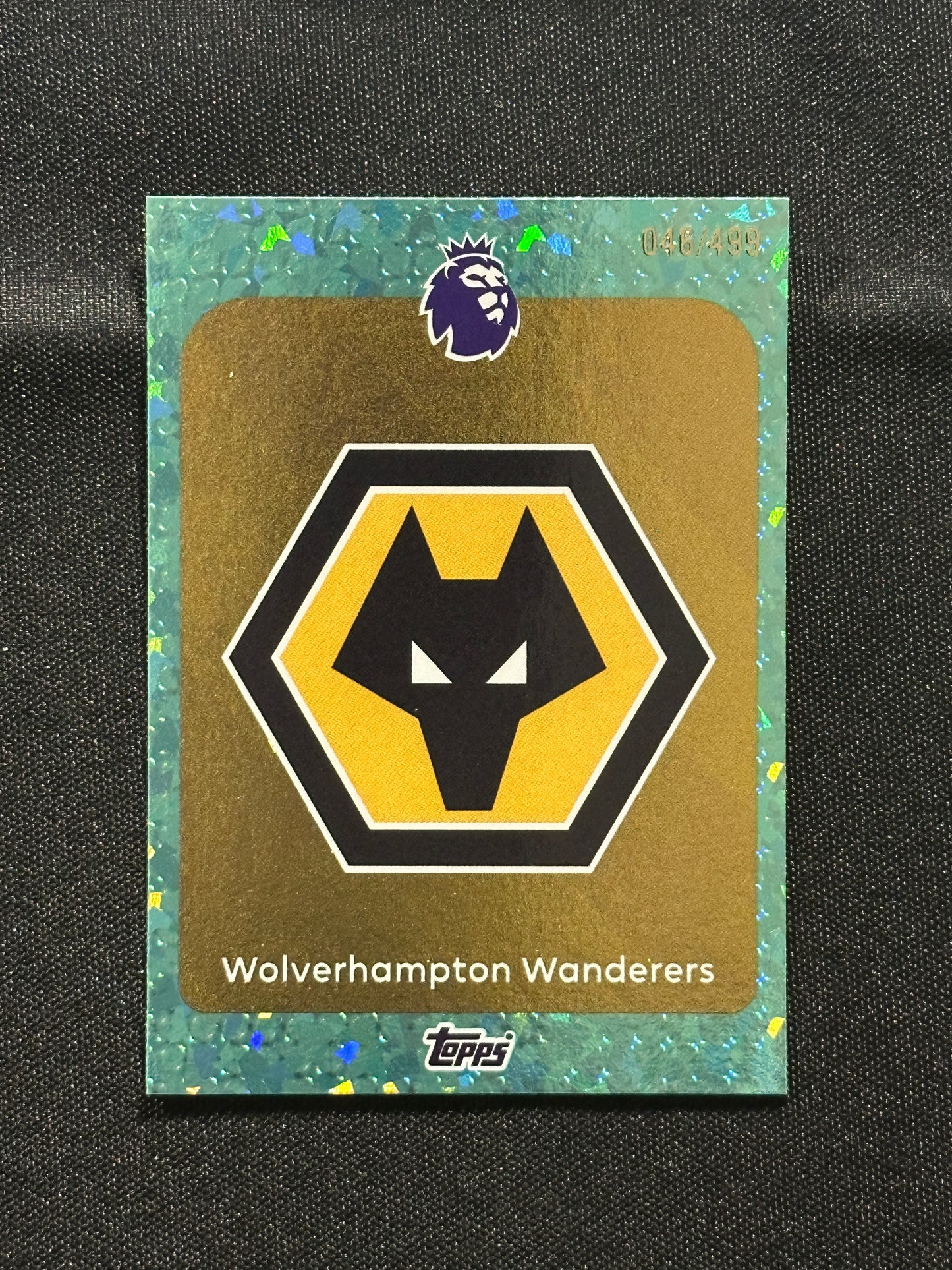 Badge Numbered Parallel 046/499 - Topps Premier League 2026