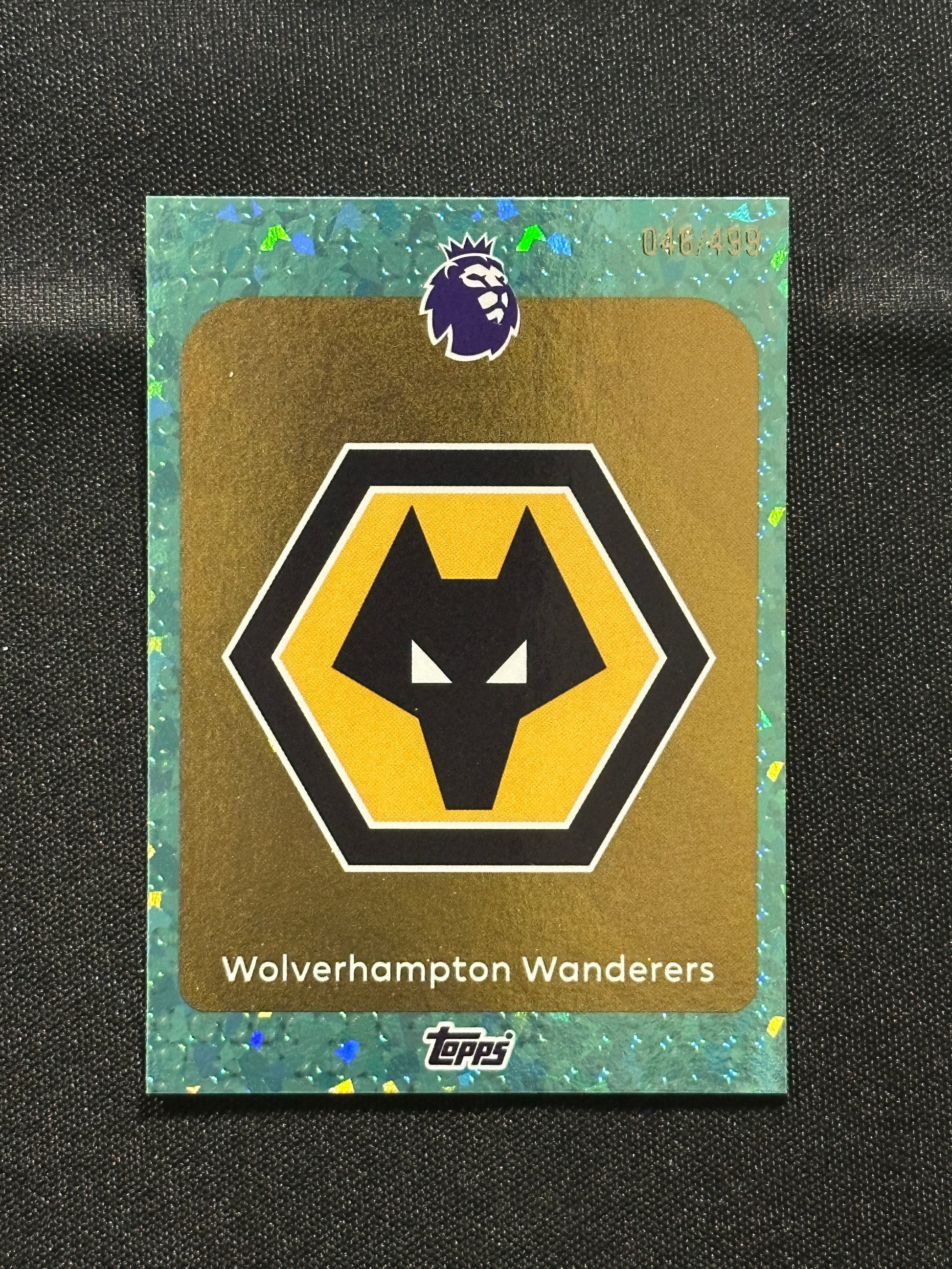 Badge Numbered Parallel 046/499 - Topps Premier League 2026